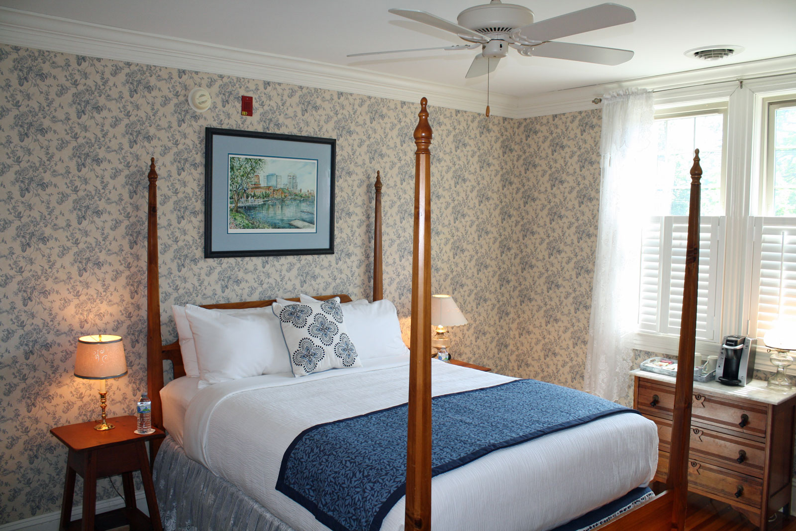 4-poster queen bed